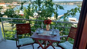 Outdoor dining - Cozy and nicely decorated apartment Nikolina, first row to the sea on the island of Krk (Klimno)