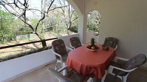 Outdoor dining - Cozy and spacious apartment Gita for 5 people in Malinska (Malinska)