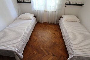 2 bedrooms, WiFi, bed sheets - Apartment Norma for 6 persons near the beach and the center of Malinska (Malinska)