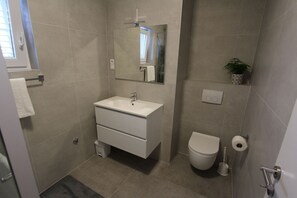 Sèche-cheveux, serviettes fournies