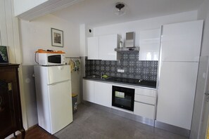 Fridge, microwave, oven, stovetop - Apartment Norma for 6 persons near the beach and the center of Malinska (Malinska)