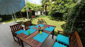 Outdoor dining - Apartment Norma for 6 persons near the beach and the center of Malinska (Malinska)