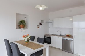 Apartment (One Bedroom Apartment with Terrace) | Dining room