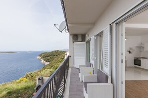아파트 (One-Bedroom Apartment with Balcony) | 발코니