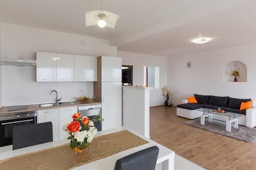 Departamento (One Bedroom Apartment with Terrace) | Sala de estar | Televisión