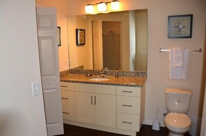 Apartemen, Beberapa Tempat Tidur (Lucaya 4 Bedrooms 3 Baths Townhome in) | Kamar mandi | Pengering rambut