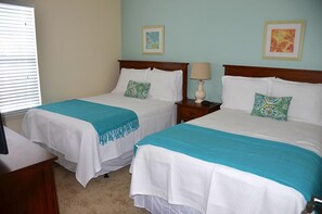 Apartemen, Beberapa Tempat Tidur (Lucaya 4 Bedrooms 3 Baths Townhome in) | 4 kamar tidur, setrika/meja setrika, dan Wi-Fi