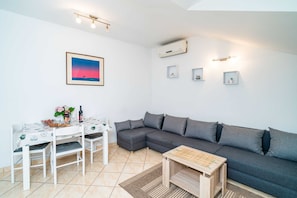 Appartement (One Bedroom Apartment) | Woonkamer | Televisie