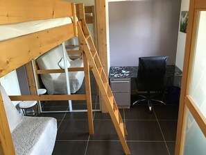 2 bedrooms, travel cot, free WiFi