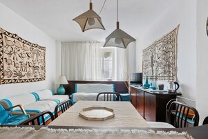 Apartamento, 1 habitación | Sala de estar | Una televisión de pantalla plana