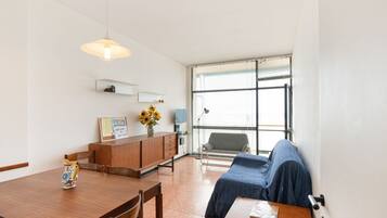 Apartment, 1 Schlafzimmer (Stair access only) | Wohnzimmer | Flachbildfernseher