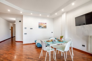 Apartamento, 2 quartos | Sala de estar | TV de tela plana
