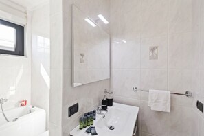 Appartamento, 2 camere da letto | Bagno | Soffione a pioggia, asciugacapelli, bidet, asciugamani