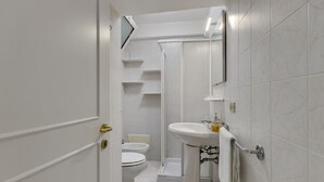 A bathroom with a toilet, bidet, and a pedestal sink. - Dimora del Delfino Curioso (Lecce)