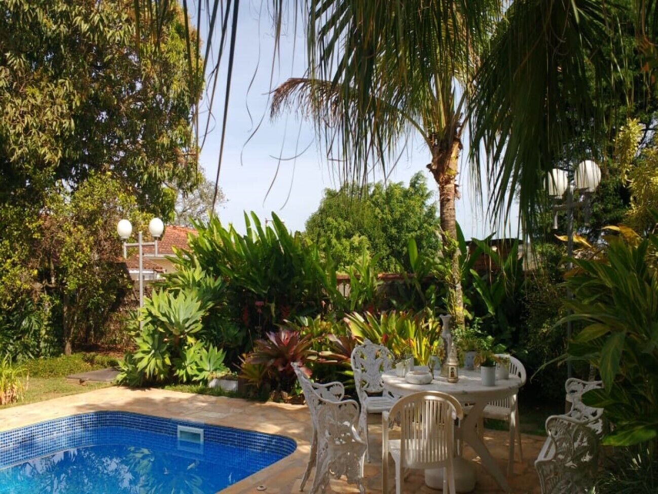 Utomhuspool och uppvärmd pool