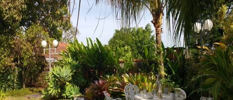 Een buitenzwembad en een verwarmd zwembad