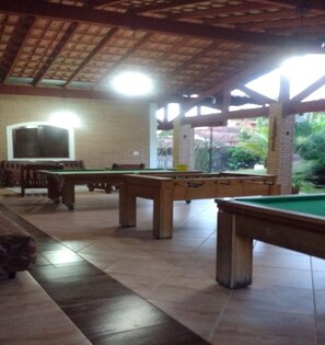 Game room - Chacara in Atibaia for rent with swimming pool with solar heater and wi-fi (Atibaia)