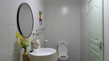 Dusche, Haartrockner, Handtücher, Seife