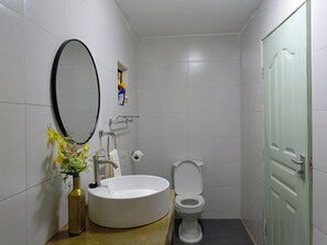 Shower, hair dryer, towels, soap - Kwetu Home ~ Sagana -A Modern Farm Stay -Sleeps 1- 18 (Kirinyaga County)