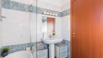 Badewanne, Haartrockner, Bidet, HandtĂŒcher