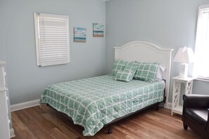 4 bedrooms, desk, iron/ironing board, travel cot - 4BR Cozy Cabin|Harkers Island|Soundview (Harkers Island)