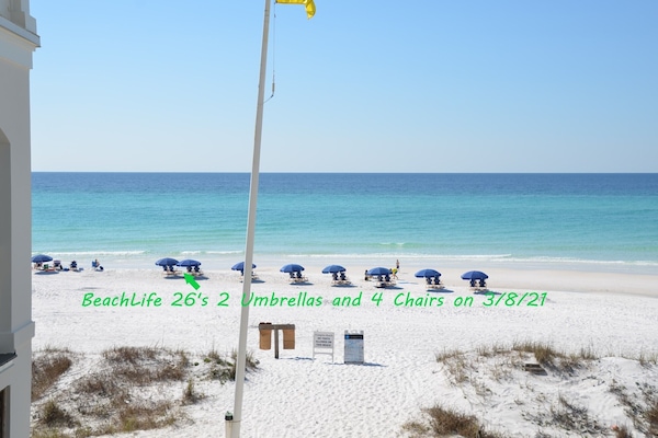 Una playa cerca, sillas reclinables de playa