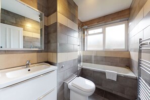 Ducha y bañera combinadas, secador de pelo, toallas y jabón
