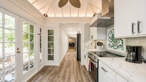 Fridge, microwave, oven, stovetop - **PLANTATION TROPICALE @ CASA EAST** Grand Estate & Pool + LAST KEY SERVICES… (Key West)