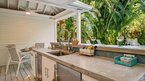Fridge, microwave, oven, stovetop - **PLANTATION TROPICALE @ CASA EAST** Grand Estate & Pool + LAST KEY SERVICES… (Key West)