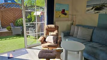 Een smart-tv, een dvd-speler, boeken en een filmbibliotheek