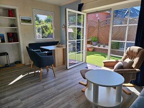 Smart TV, DVD player, books, video library - Vacation home on the south beach -2 double bedroom-4 person-2 terrace-dogs on request (Borkum)