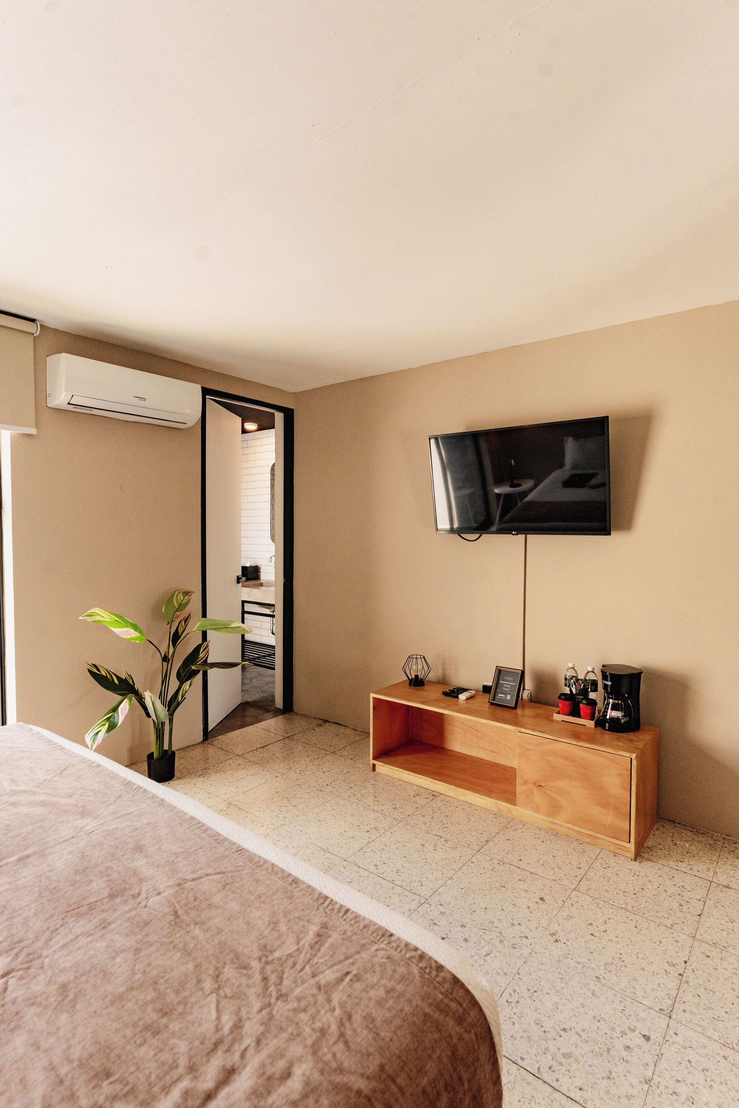 Double Room 1 King Bed | Free WiFi, bed sheets