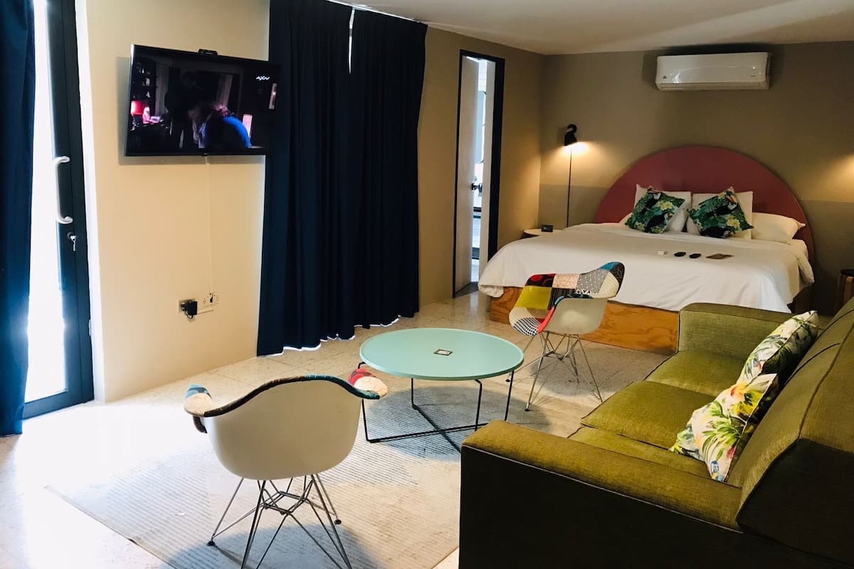 Doppia Junior, 1 letto king | Una cassaforte in camera, postazione laptop, Wi-Fi gratuito, lenzuola