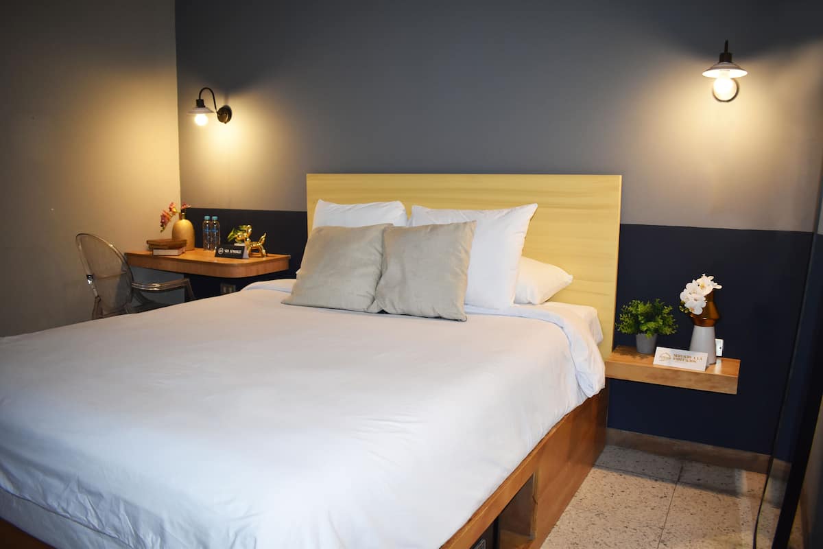 Doppia Deluxe, 1 letto queen | Una cassaforte in camera, postazione laptop, Wi-Fi gratuito, lenzuola
