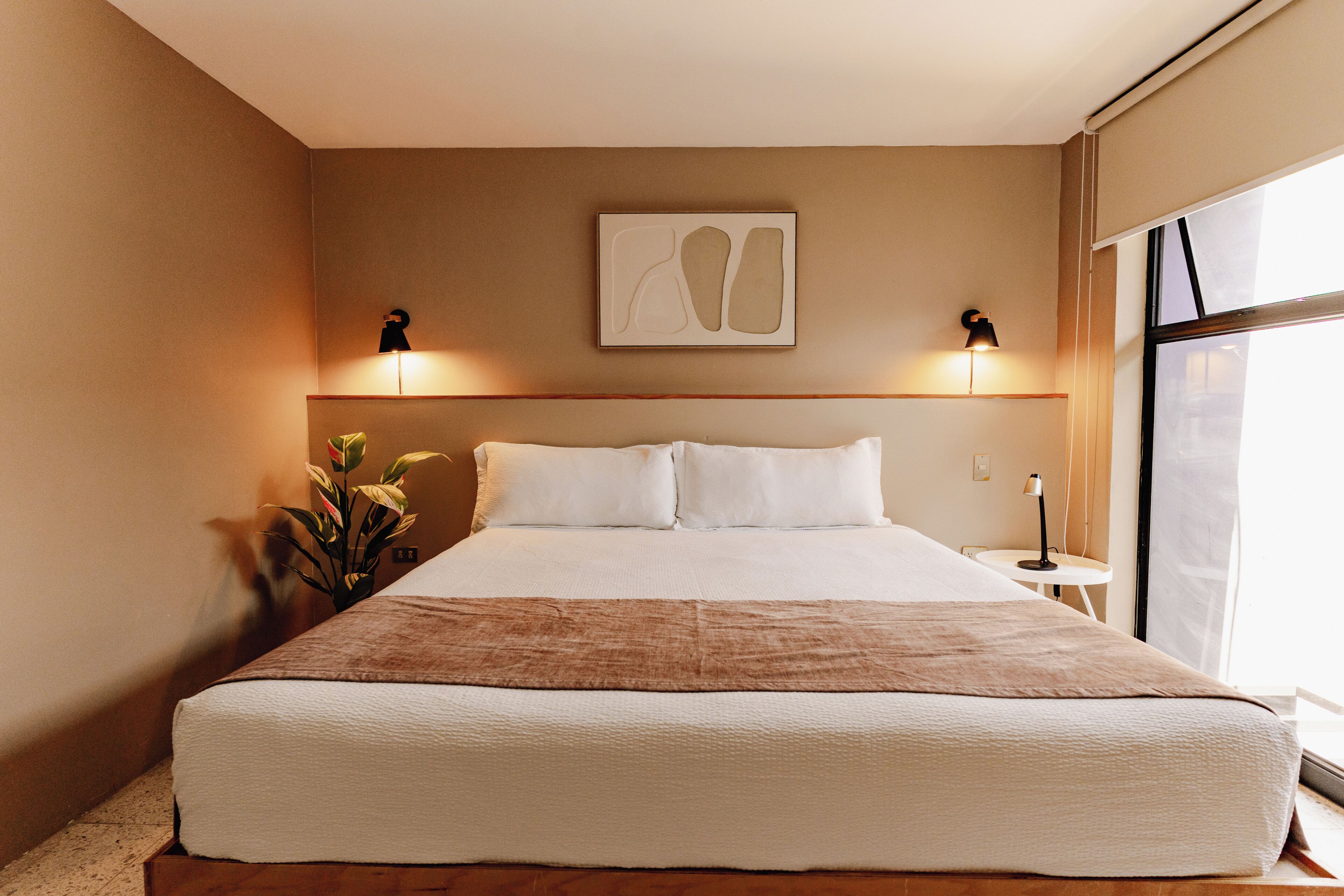 Quarto casal grand, 1 cama King | Wi-Fi de cortesia, roupa de cama