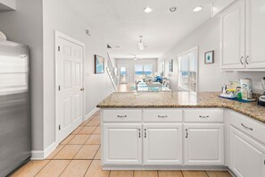 Kylskåp, mikrovågsugn, ugn och spishäll