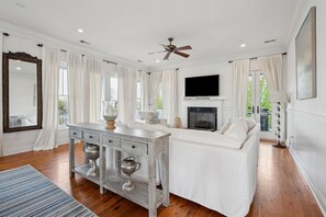 Télévision, cheminée