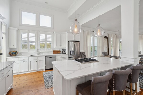 Jääkaappi, mikroaaltouuni, uuni, liesi