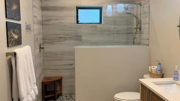 Douche, sĂšche-cheveux, serviettes fournies, savon