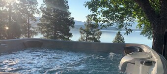 Enjoy Stunning Lake & Mountain Views. Swedish, Beachy 2 bdrms/1 bath  w/Hot Tub