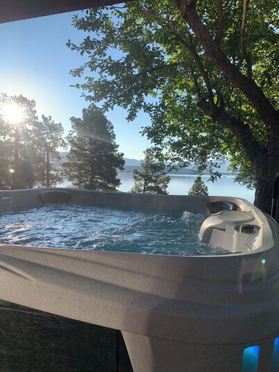 Enjoy Stunning Lake & Mountain Views. Swedish, Beachy 2 bdrms/1 bath  w/Hot Tub