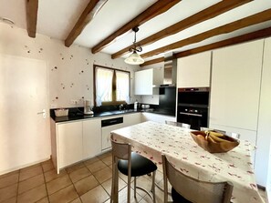 Frigorífico, microondas, horno y lavavajillas