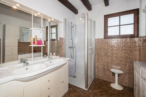 Shower, hair dryer - Villa les Verdiers by Agence Bru - 333867 (Lacanau)