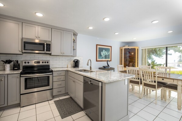 Réfrigérateur, four à micro-ondes, un four, surface de cuisson