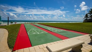 Een jeu de boules baan met uitzicht op de oceaan.