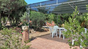 Outdoor dining - 4km from the sea, family apartment with indoor parking and garden (Arbus)