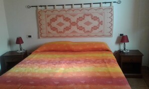2 bedrooms, bed sheets - 4km from the sea, family apartment with indoor parking and garden (Arbus)