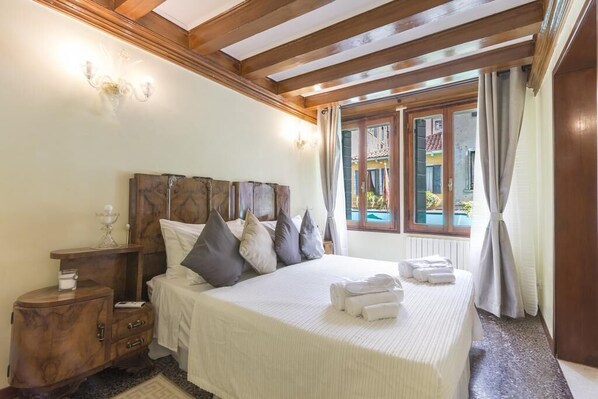 2 bedrooms, in-room safe, desk, iron/ironing board