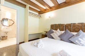 2 bedrooms, in-room safe, desk, iron/ironing board