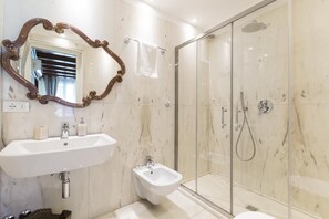 Dusche, Haartrockner, Bidet, Handtücher